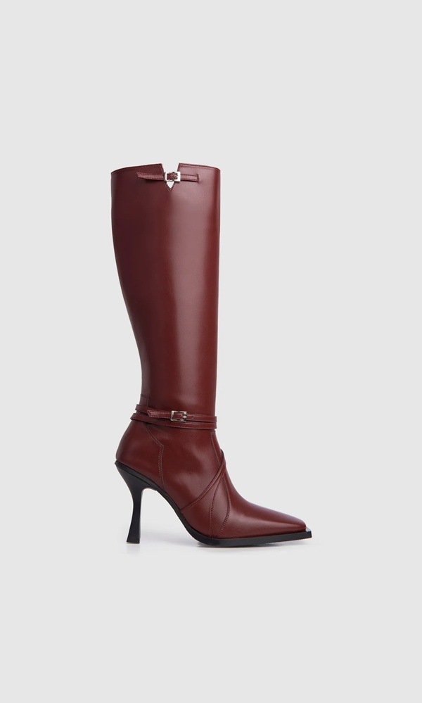 Alicia – Sculptural. Sleek. Surprisingly Comfortable.